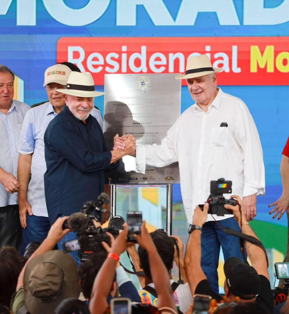 Vice-governador Serafim Corrêa acompanha entrega de moradias durante visita do presidente Lula a Manaus