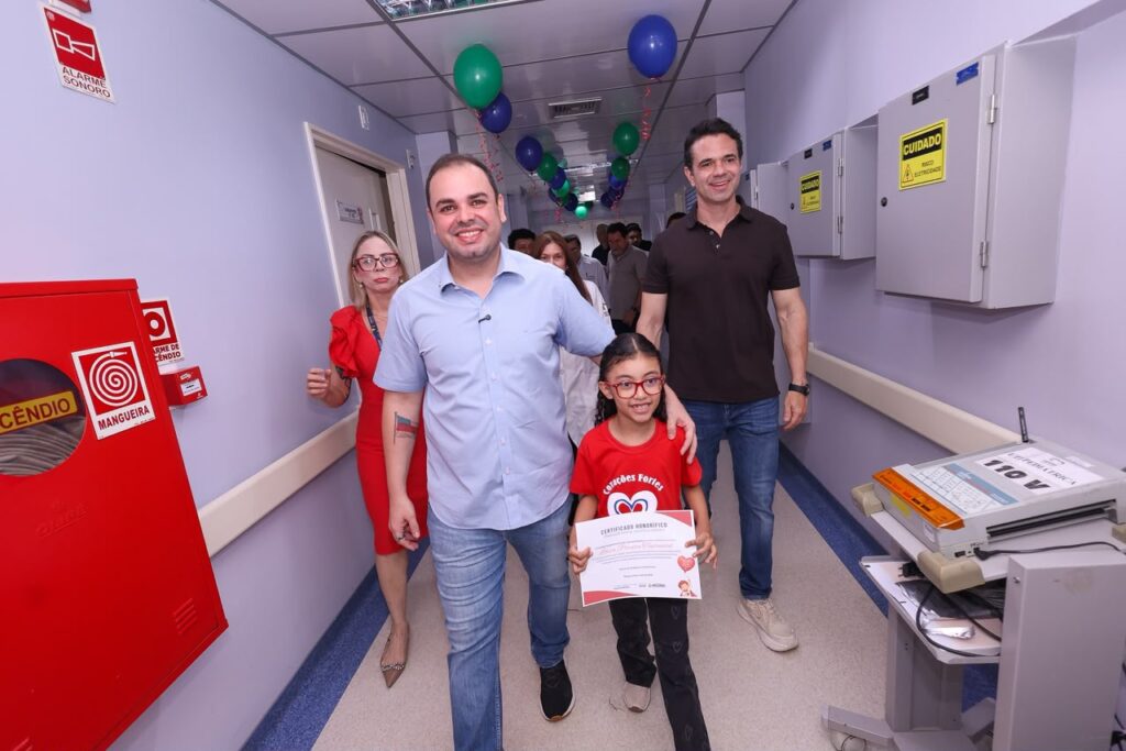 Governador Roberto Cidade acompanha cirurgia telemonitorada e vistoria obras do Hospital Francisca Mendes